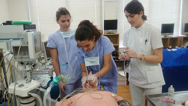 ブルガリアの留学生と全身麻酔のシミュレーションコースを行いました